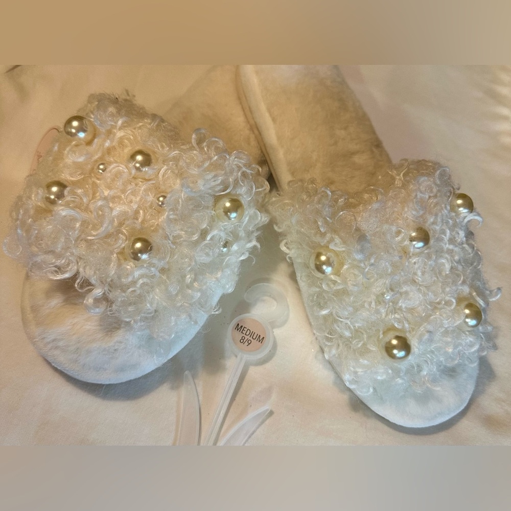 NWT Amanda Blu Curly Pearl Slippers – White - Picture 9 of 9